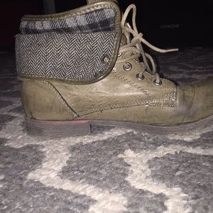 Cute combat boots 🥾 with wrap around laces